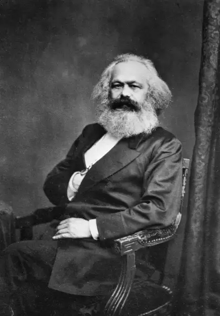 Porträt von Karl Marx in Mona Lisa Pose