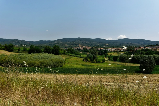 Das Dorf Vinci in der Toskana aus der Ferne